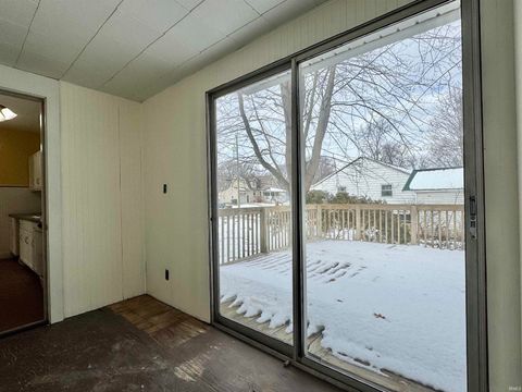 Tiny photo for 901 N Walnut Street, North Manchester, IN 46962 (MLS # 202548691)