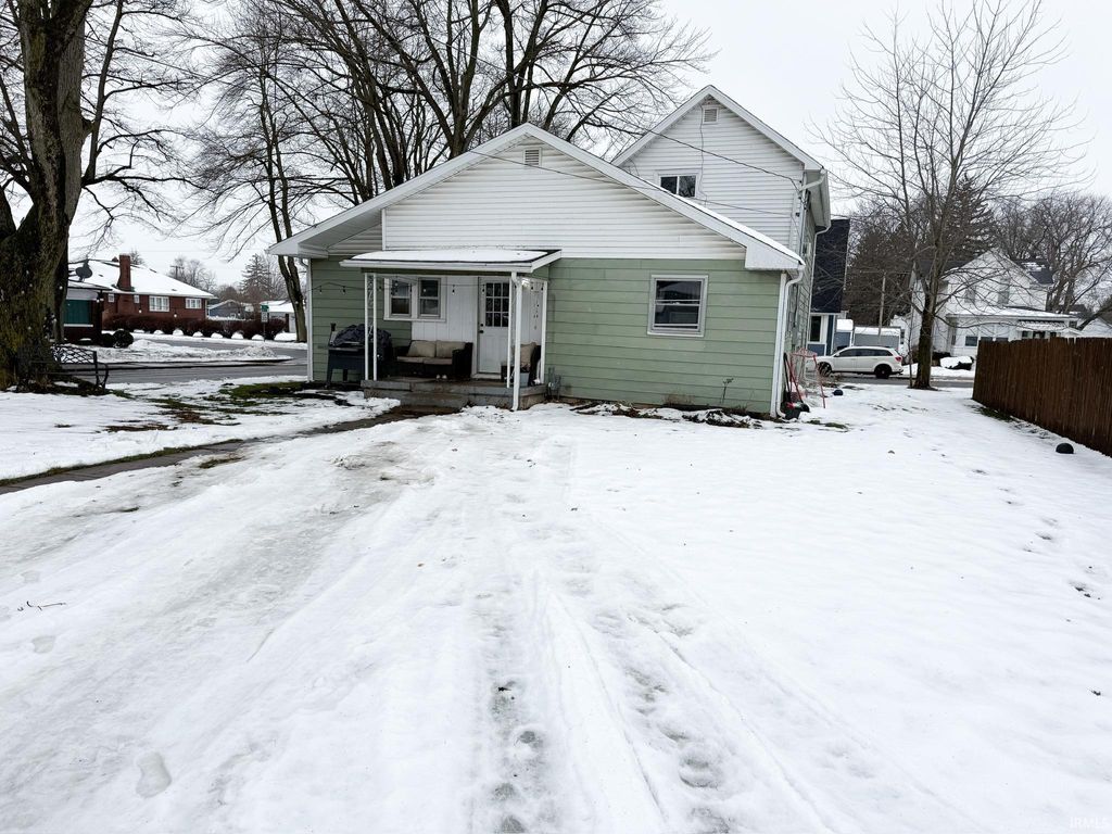 Photo of 819 S Cowen Street, Garrett, IN 46738 (MLS # 202548576)