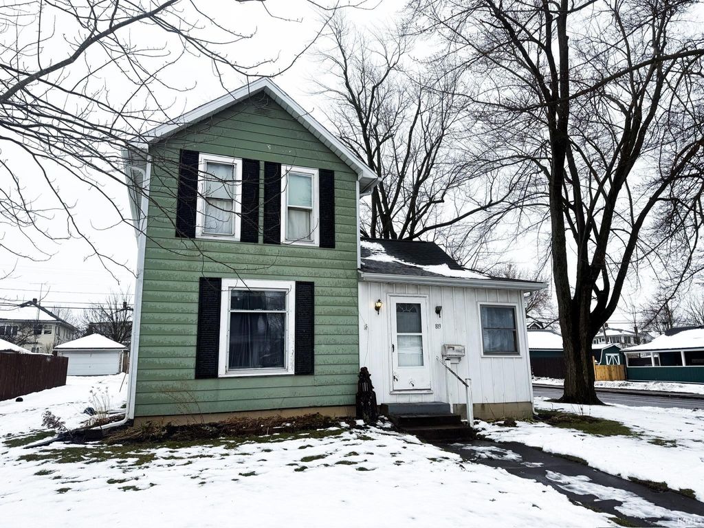 Photo of 819 S Cowen Street, Garrett, IN 46738 (MLS # 202548576)