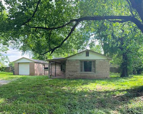 Photo of 2621 Sweetser Avenue, Evansville, IN 47714 (MLS # 202616184)