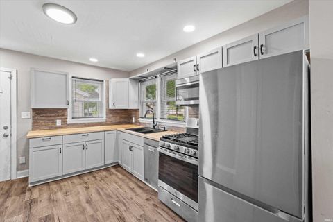 Tiny photo for 5829 N Kerth Avenue, Evansville, IN 47711 (MLS # 202627782)