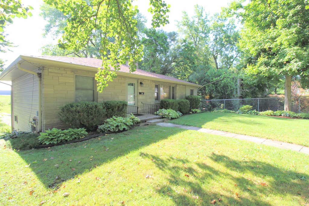 Photo of 801 Burlington Avenue, Frankfort, IN 46041 (MLS # 202629320)