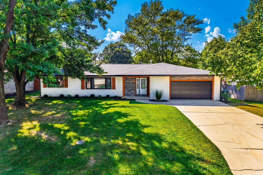Photo of 1305 N Greenbriar Road, Muncie, IN 47304 (MLS # 202638028)
