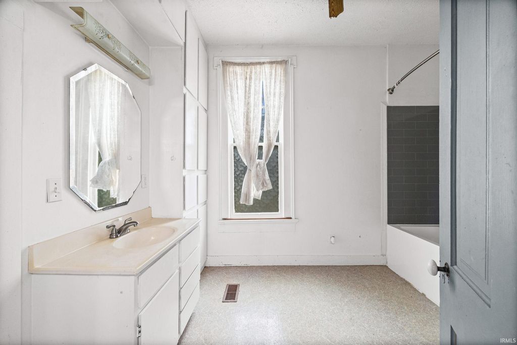 Photo of 711 Crockett Street, Covington, IN 47932 (MLS # 202608178)