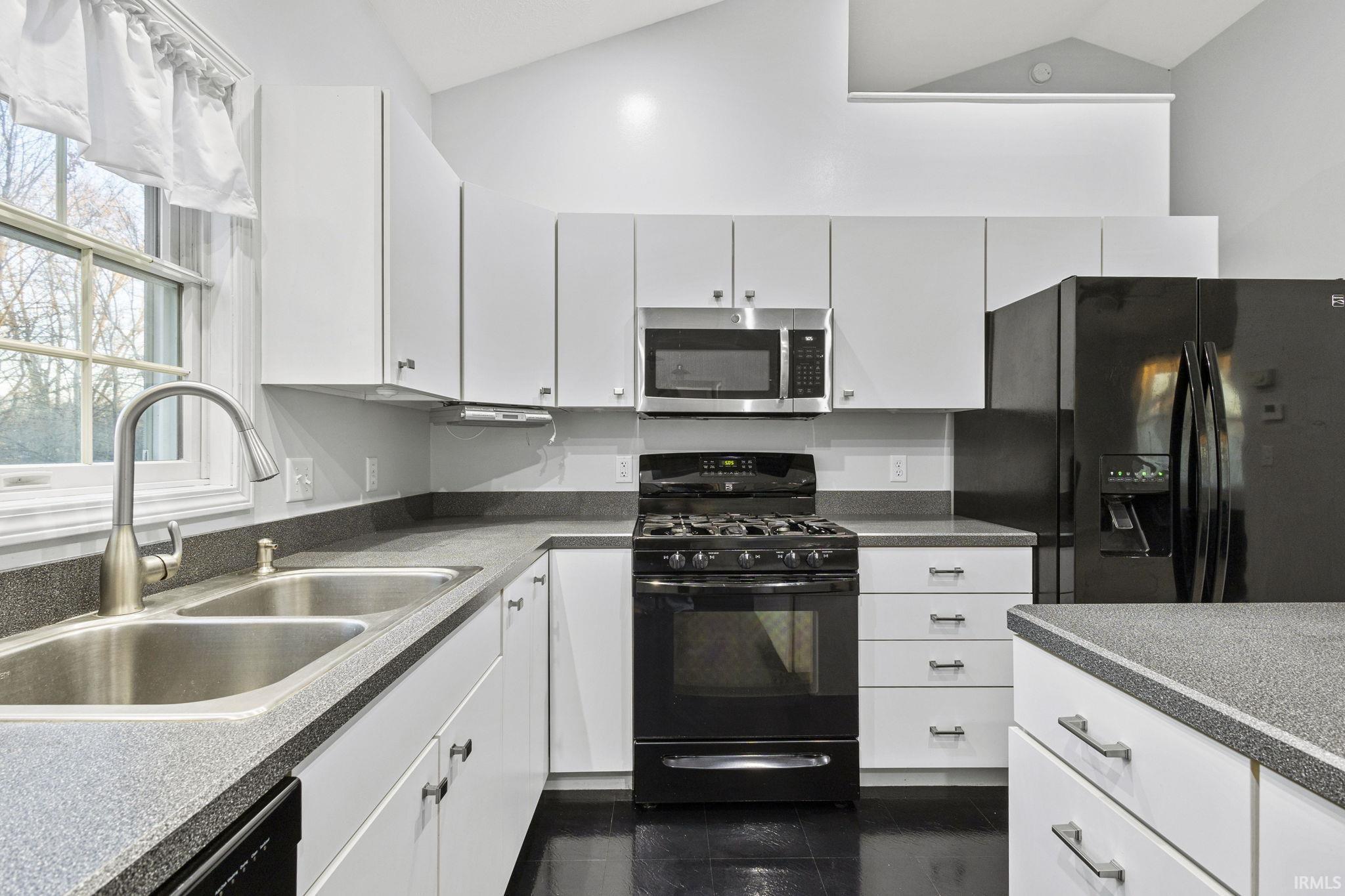 Elkhart, Indiana 46514, United States, 3 Bedrooms Bedrooms, ,3 BathroomsBathrooms,Residential,Active,31588