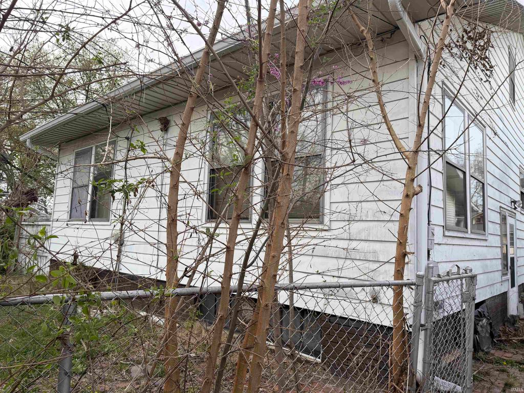 Photo of 1013 E Chandler Avenue, Evansville, IN 47714 (MLS # 202610201)