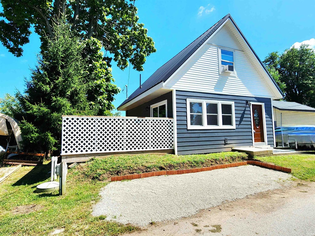 Photo of 0707 S Oakwood Drive, Cromwell, IN 46732 (MLS # 202635910)