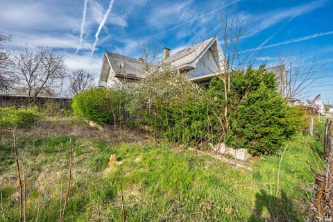 Tiny photo for 118 W 16th Street, Anderson, IN 46016 (MLS # 202612674)