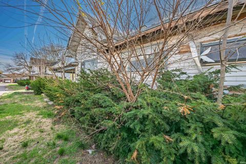 Tiny photo for 118 W 16th Street, Anderson, IN 46016 (MLS # 202612674)