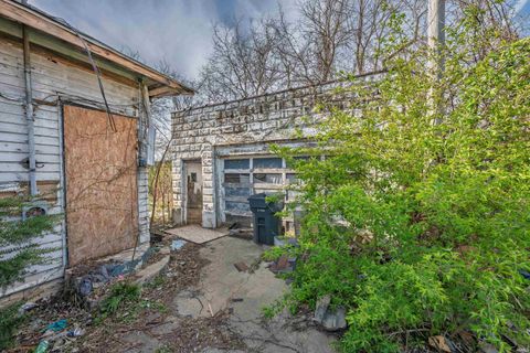 Tiny photo for 118 W 16th Street, Anderson, IN 46016 (MLS # 202612674)