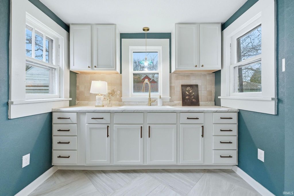 Photo of 931 Woodview Boulevard, Fort Wayne, IN 46806 (MLS # 202607968)