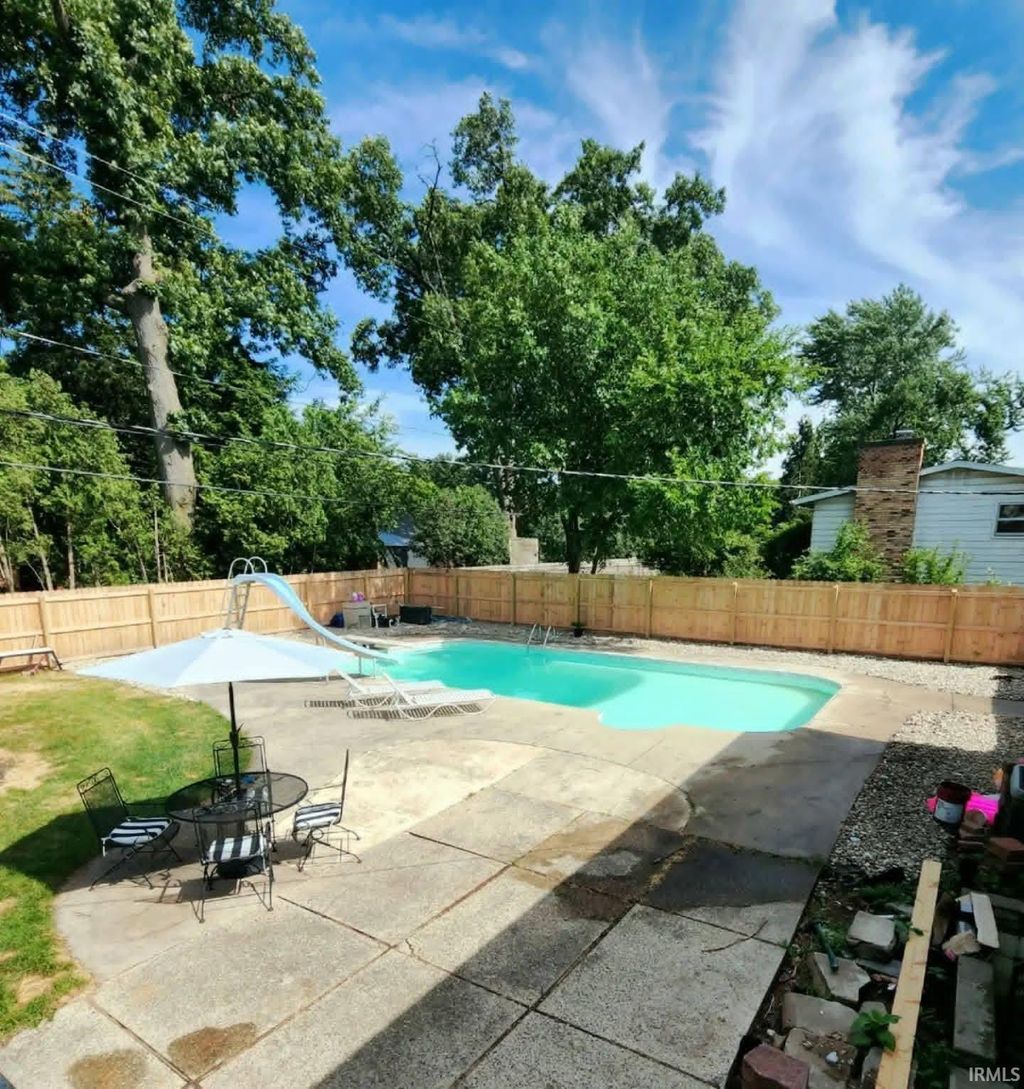 Photo of 1558 N Bay Drive, Elkhart, IN 46514 (MLS # 202604597)