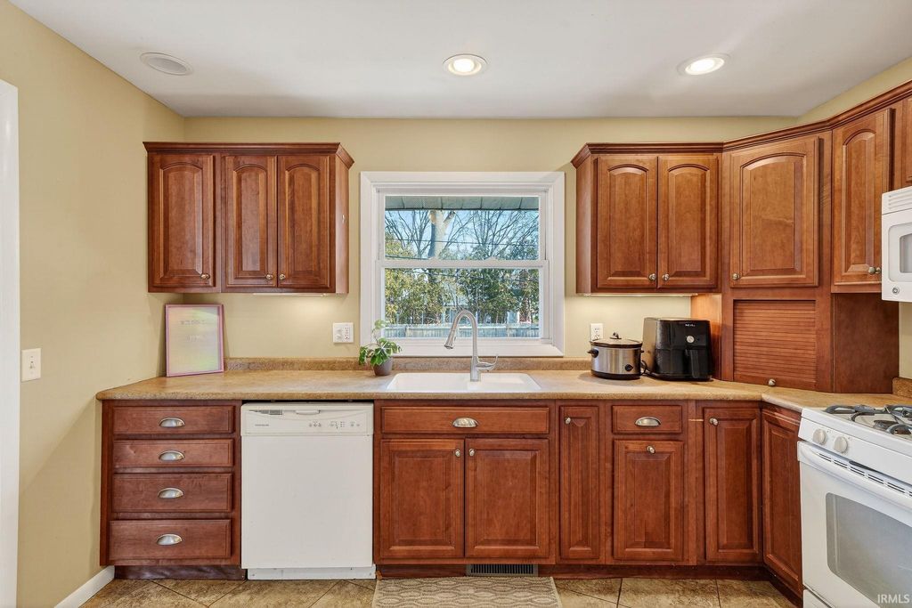 Photo of 1558 N Bay Drive, Elkhart, IN 46514 (MLS # 202604597)