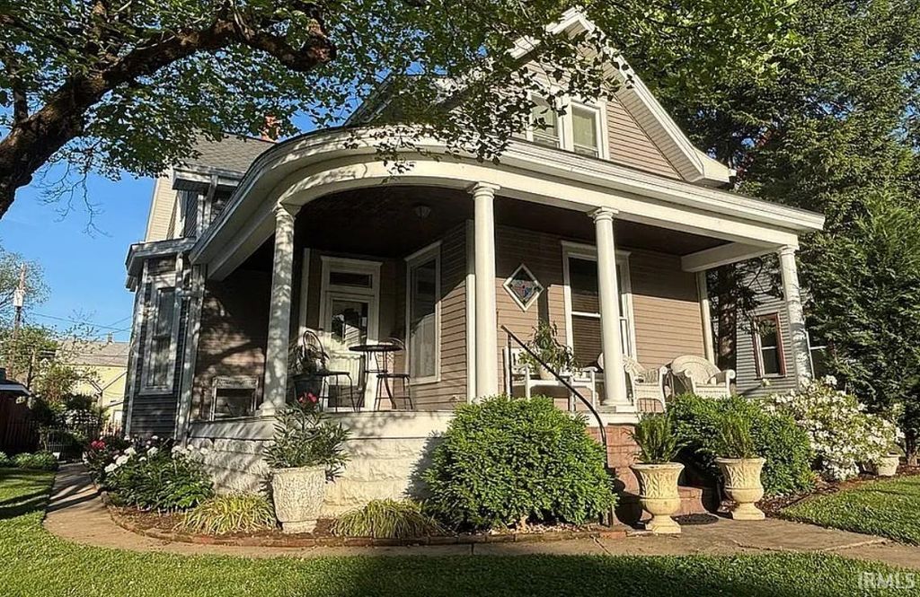 Photo of 621 Locust Street, Mount Vernon, IN 47620 (MLS # 202619225)