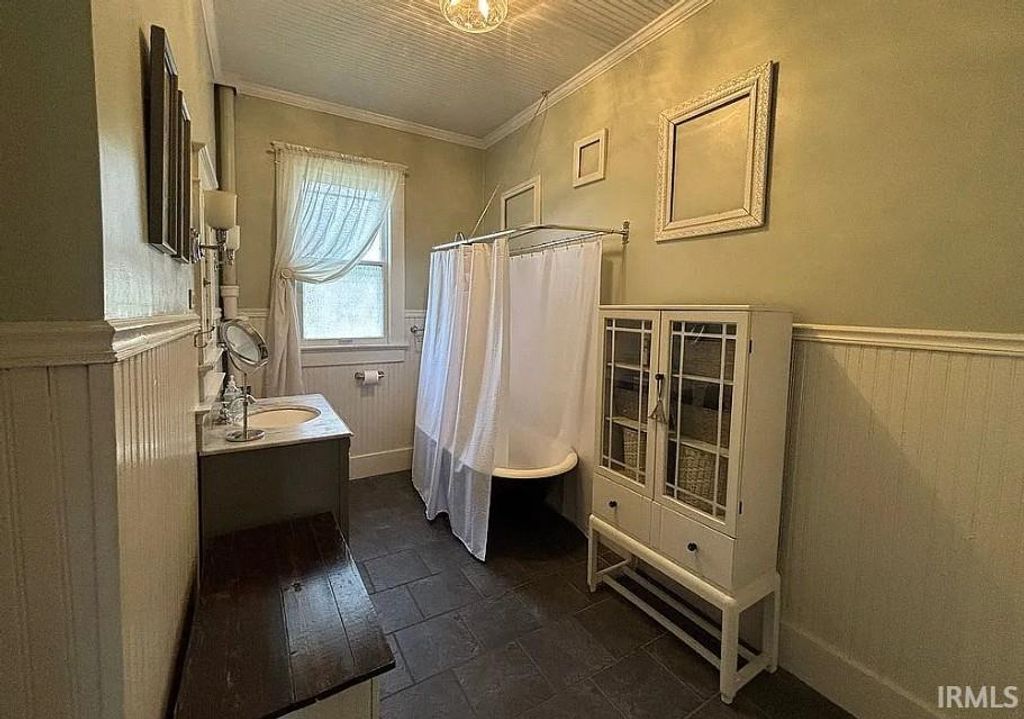 Photo of 621 Locust Street, Mount Vernon, IN 47620 (MLS # 202619225)