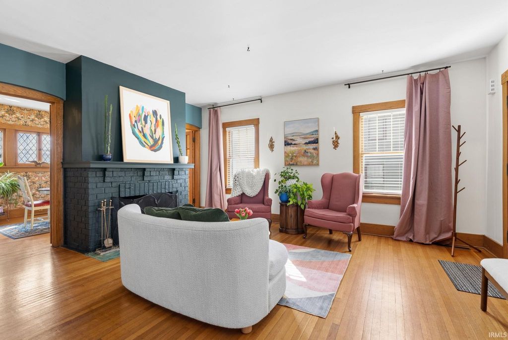 Photo of 709 W Oakdale Drive, Fort Wayne, IN 46807 (MLS # 202608349)