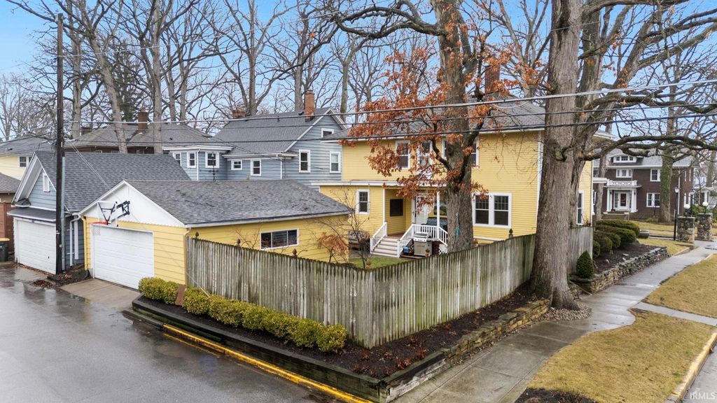 Photo of 628 W Oakdale Drive, Fort Wayne, IN 46807 (MLS # 202607250)