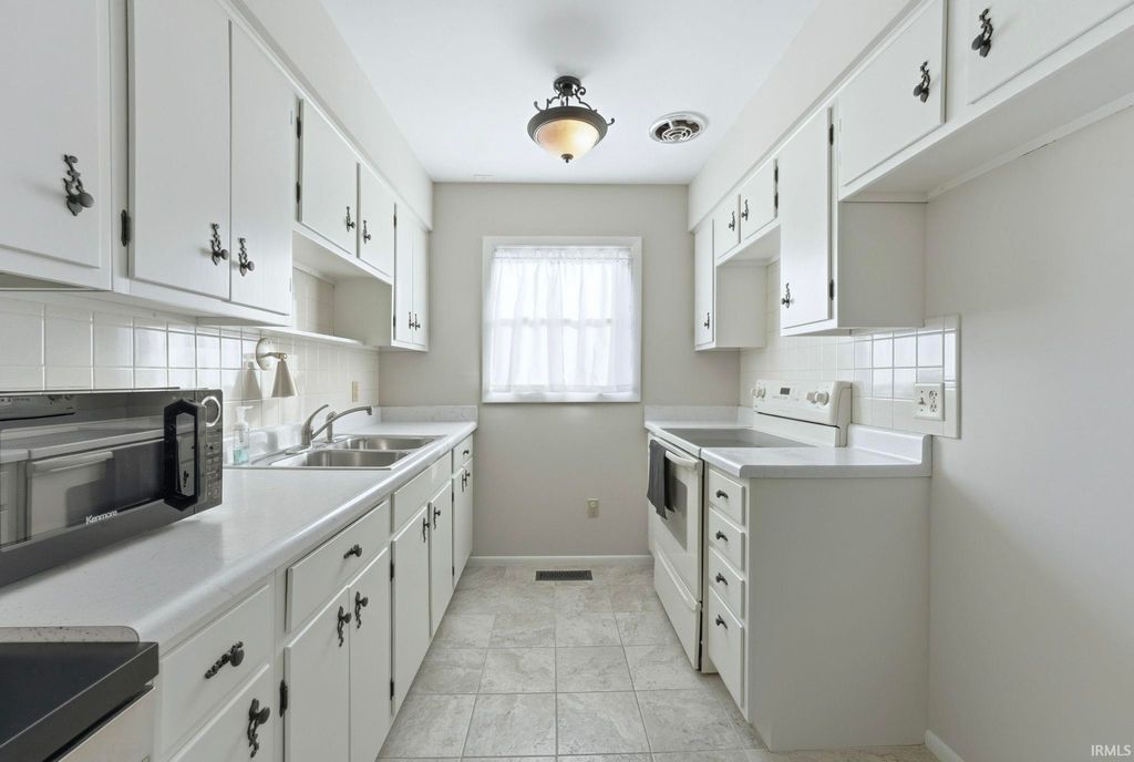 Photo of 6129 Lunada Drive, Fort Wayne, IN 46816 (MLS # 202548121)