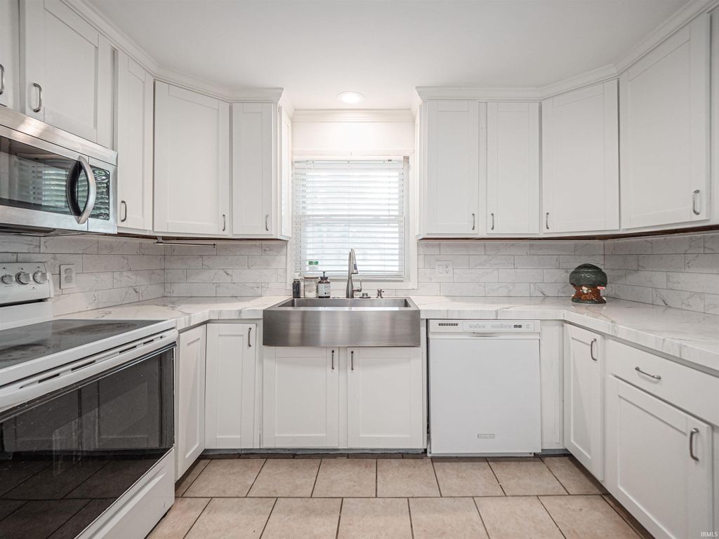 Photo of 1520 S Saint James Boulevard, Evansville, IN 47714 (MLS # 202539662)