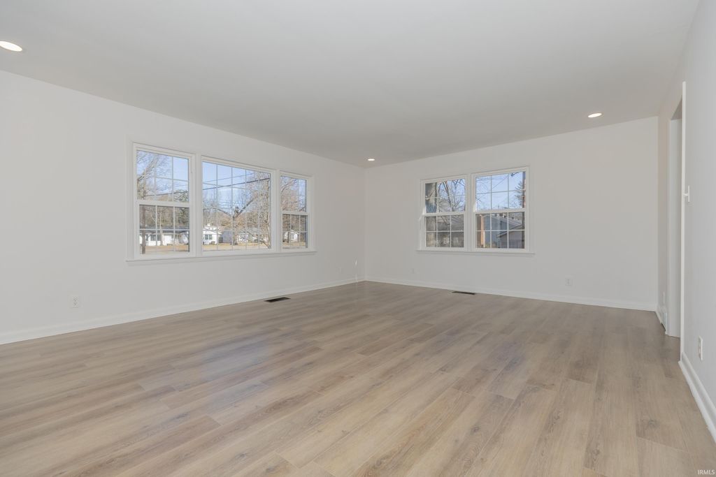 Photo of 5913 Washington Avenue, Evansville, IN 47715 (MLS # 202602386)