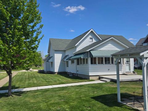 Tiny photo for 401 E 3rd Street, Brookston, IN 47923 (MLS # 202614781)