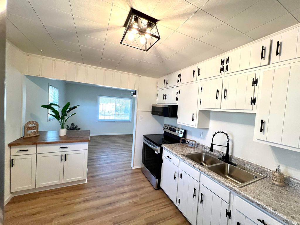 Photo of 1801 Ravenswood Drive, Evansville, IN 47714 (MLS # 202601698)