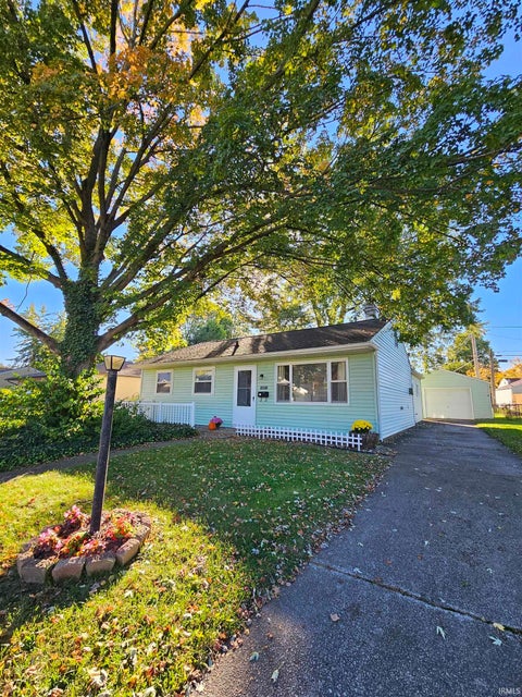 Photo of 1601 Bayer Avenue, Fort Wayne, IN 46805 (MLS # 202642518)