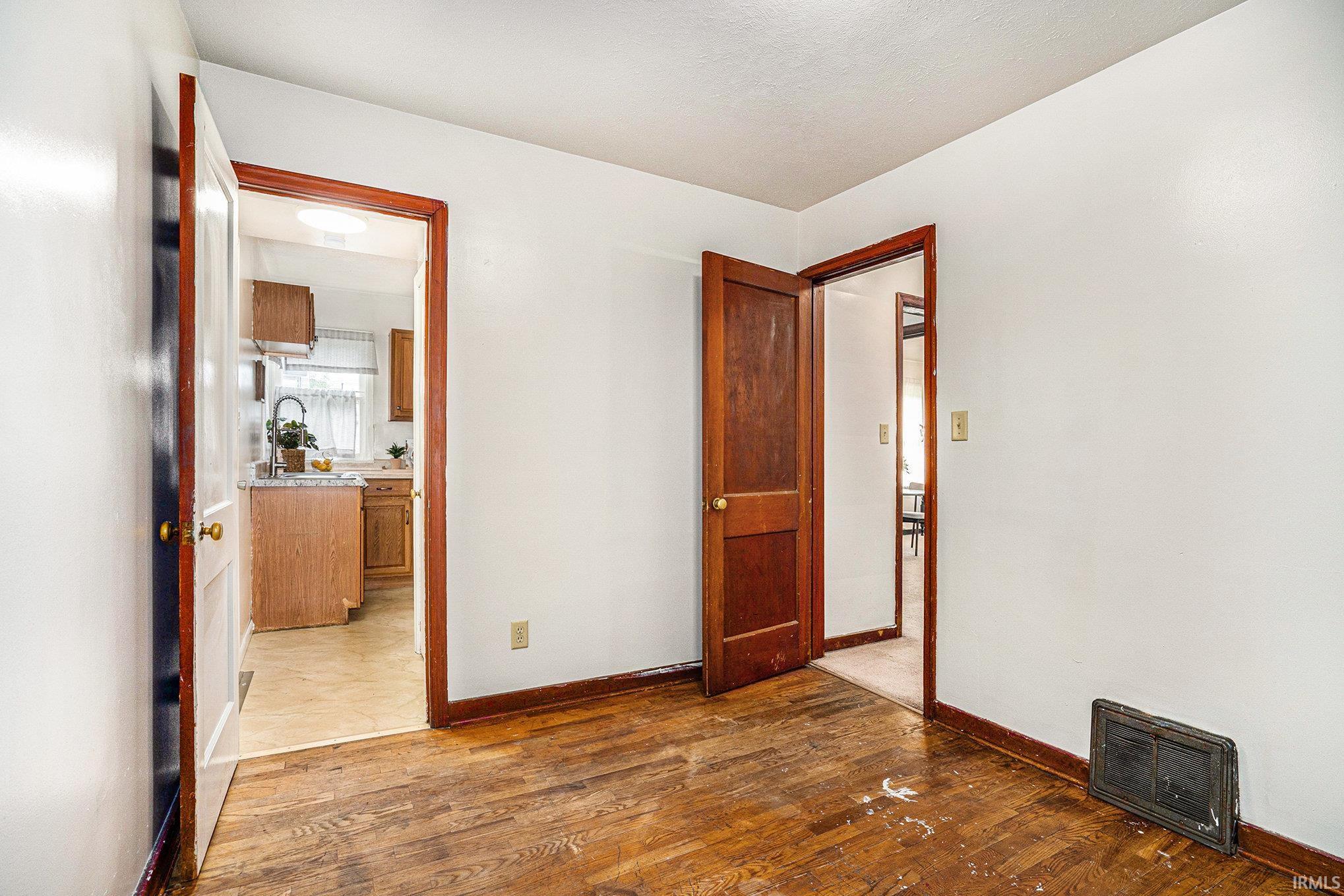 Goshen, Indiana 46528, United States, 2 Bedrooms Bedrooms, ,1 BathroomBathrooms,Residential,Pending,140990