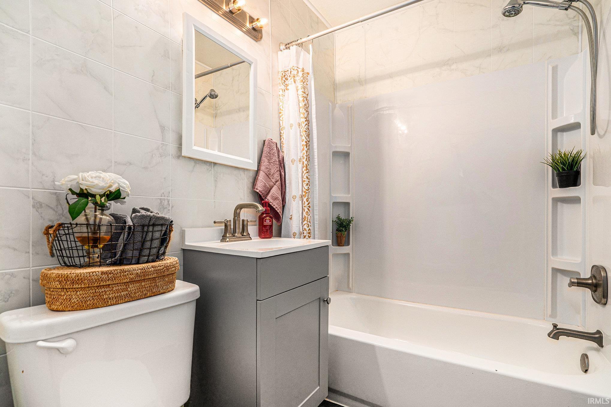 Goshen, Indiana 46528, United States, 2 Bedrooms Bedrooms, ,1 BathroomBathrooms,Residential,Pending,140990