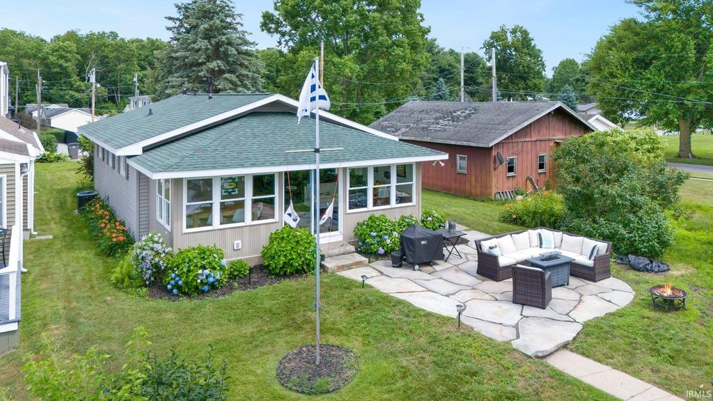 Photo of 11869 N Forest Drive, Syracuse, IN 46567 (MLS # 202540615)
