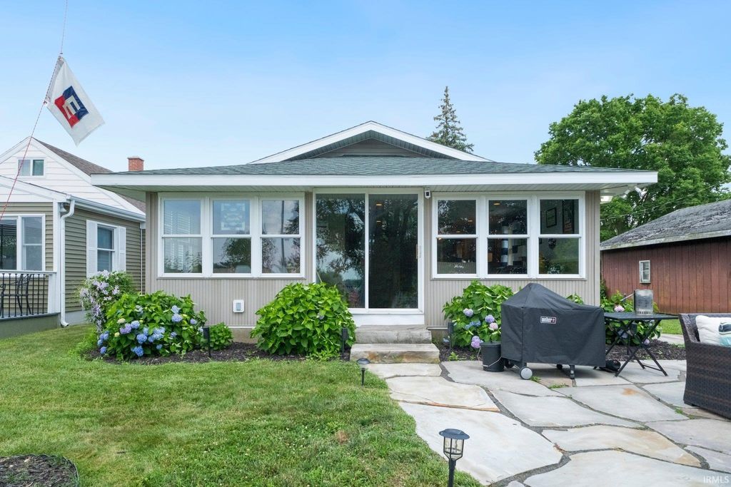 Photo of 11869 N Forest Drive, Syracuse, IN 46567 (MLS # 202540615)