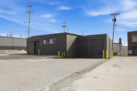Tiny photo for 1650 Cass Street, Fort Wayne, IN 46808 (MLS # 202638011)