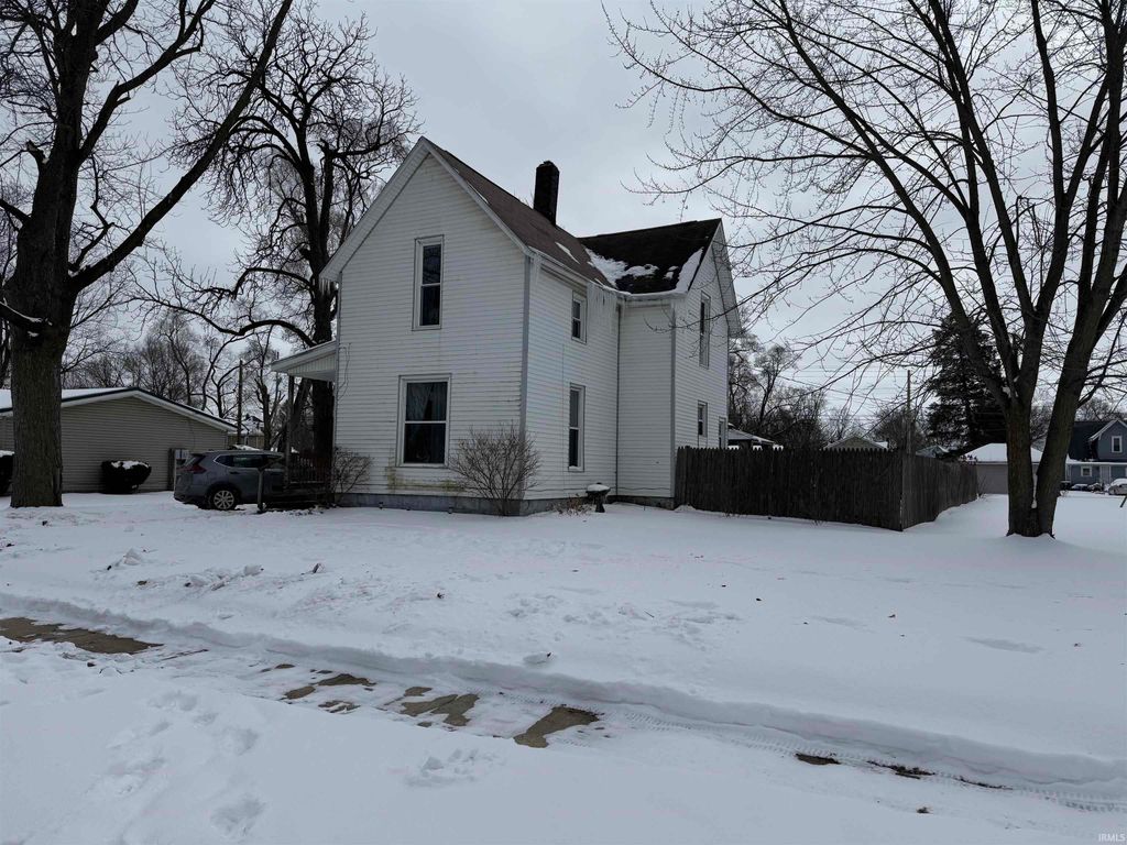 Photo of 1021 W Cleveland Avenue, Elkhart, IN 46516 (MLS # 202603546)