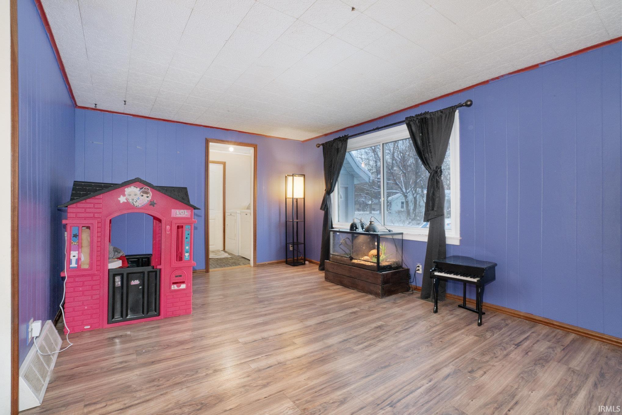 Goshen, Indiana 46526, United States, 4 Bedrooms Bedrooms, ,2 BathroomsBathrooms,Residential,Pending,251323