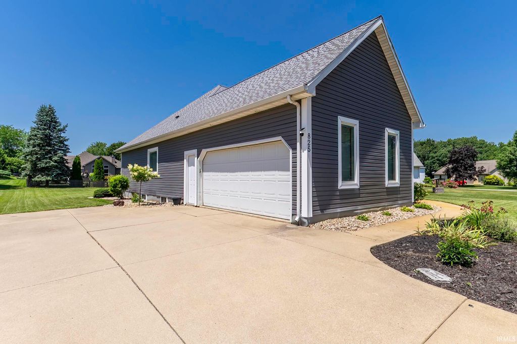 Photo of 825 Lydia Drive, Warsaw, IN 46582 (MLS # 202627110)