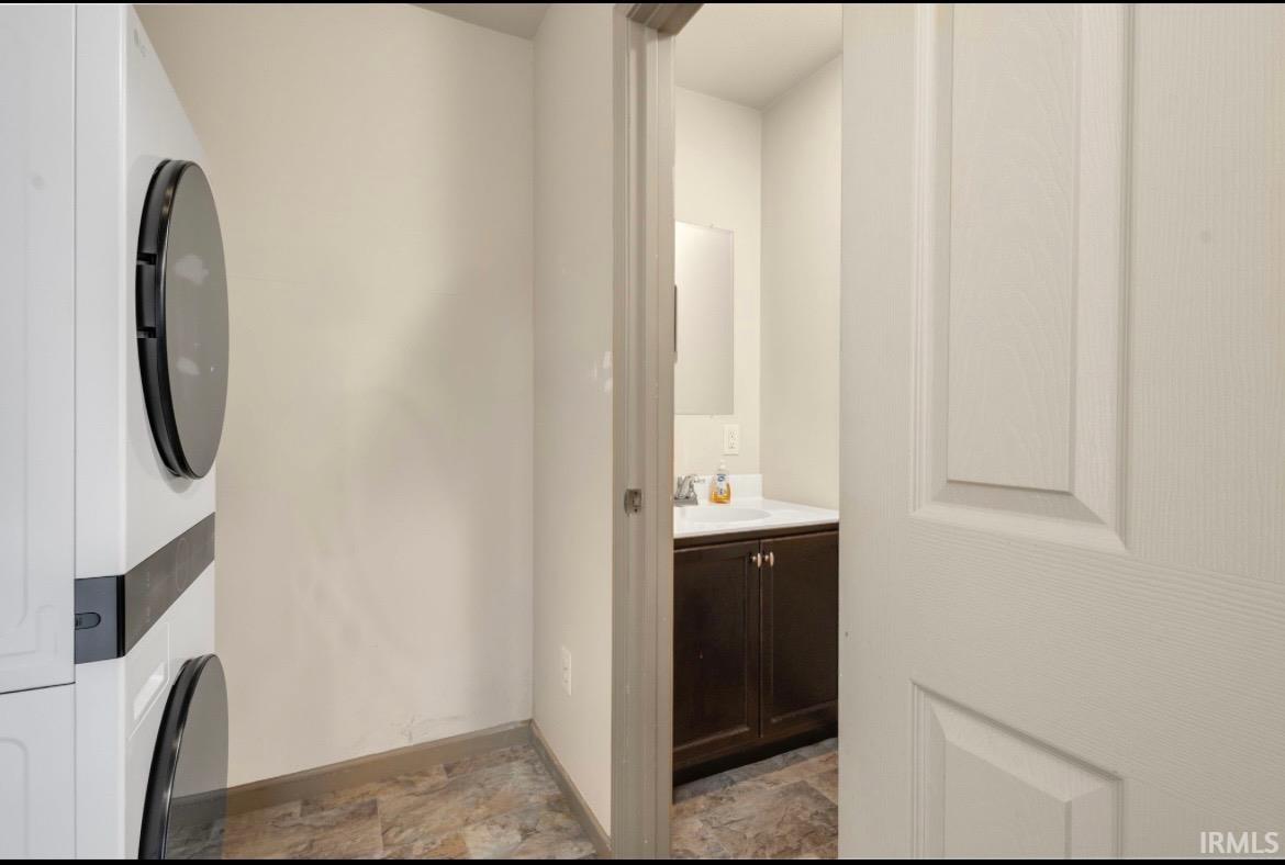 South Bend, Indiana 46628, United States, 3 Bedrooms Bedrooms, ,3 BathroomsBathrooms,Residential,Active,232145