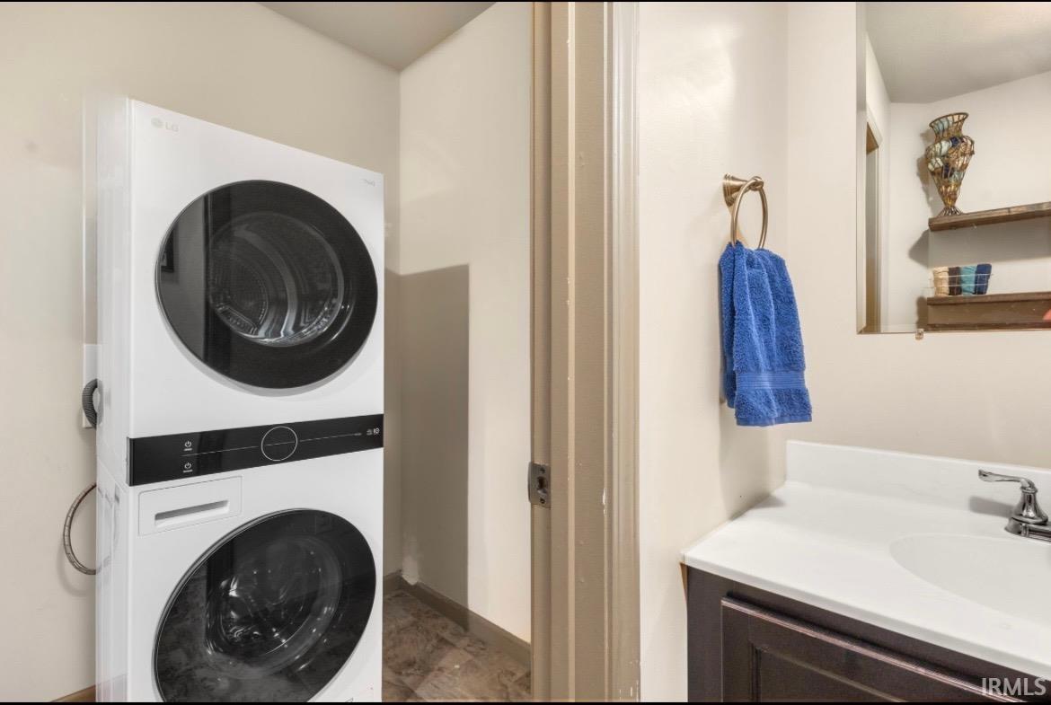 South Bend, Indiana 46628, United States, 3 Bedrooms Bedrooms, ,3 BathroomsBathrooms,Residential,Active,232145