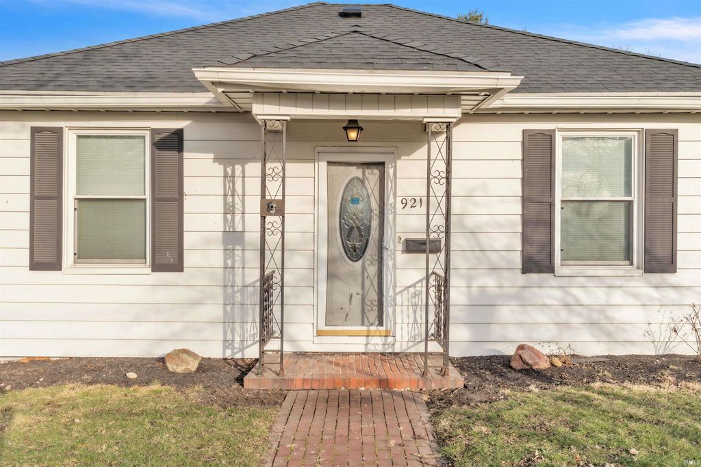 Photo of 921 S Main Street, Kendallville, IN 46755 (MLS # 202608757)