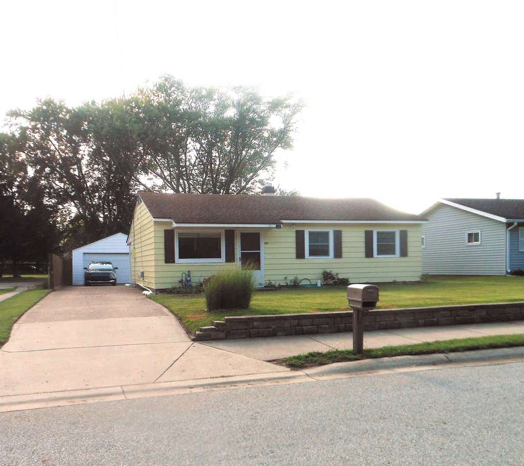 Photo of 2111 MAPLEHURST Avenue, Mishawaka, IN 46545 (MLS # 202632258)