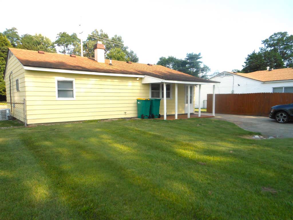 Photo of 2111 MAPLEHURST Avenue, Mishawaka, IN 46545 (MLS # 202632258)