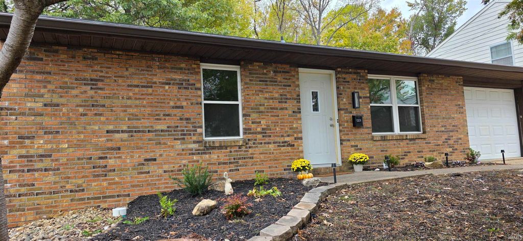 Photo of 1201 Stonebridge Road, Evansville, IN 47710 (MLS # 202544402)