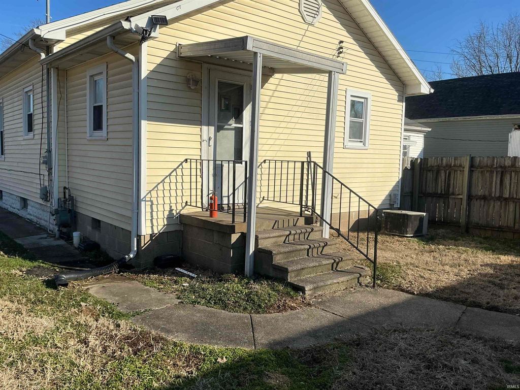 Photo of 201 S Willow Road, Evansville, IN 47714 (MLS # 202606177)