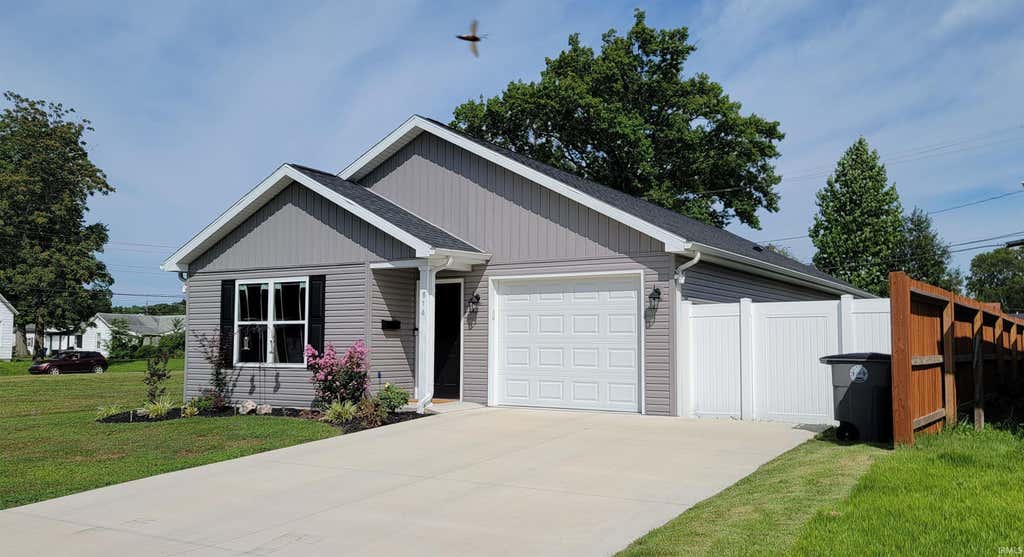 Photo of 614 N 12Th Street, Vincennes, IN 47591 (MLS # 202631505)