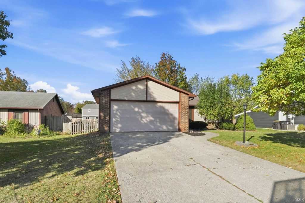 Photo of 5835 Hinsdale Lane, Fort Wayne, IN 46835 (MLS # 202544119)