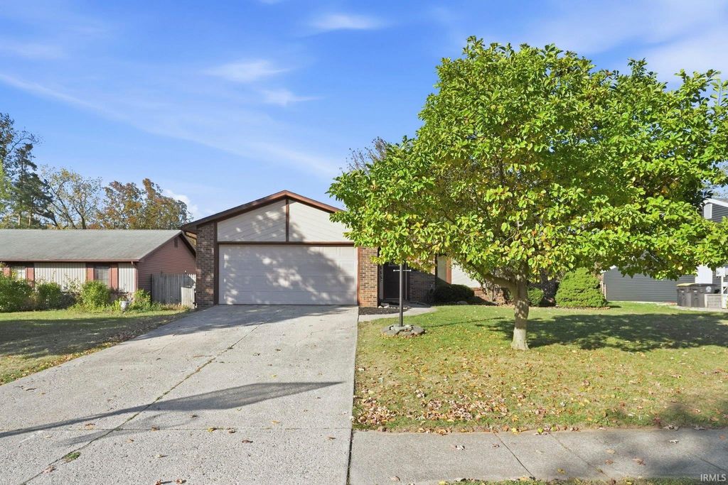 Photo of 5835 Hinsdale Lane, Fort Wayne, IN 46835 (MLS # 202544119)