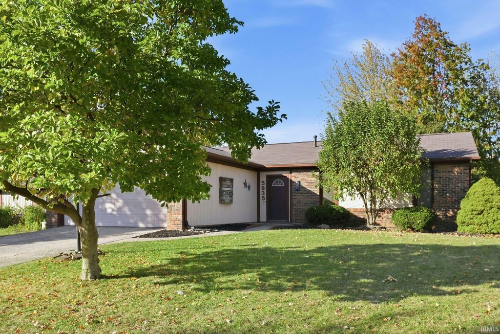 Photo of 5835 Hinsdale Lane, Fort Wayne, IN 46835 (MLS # 202544119)