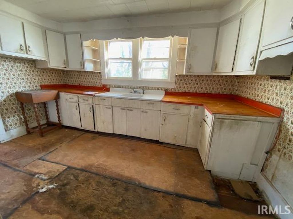 Photo of 640 E Washington Street, Wheatland, IN 47597 (MLS # 202547567)