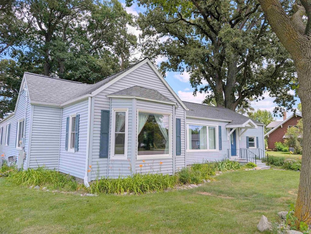 Photo of 1105 W Lancaster Street, Bluffton, IN 46714 (MLS # 202629727)