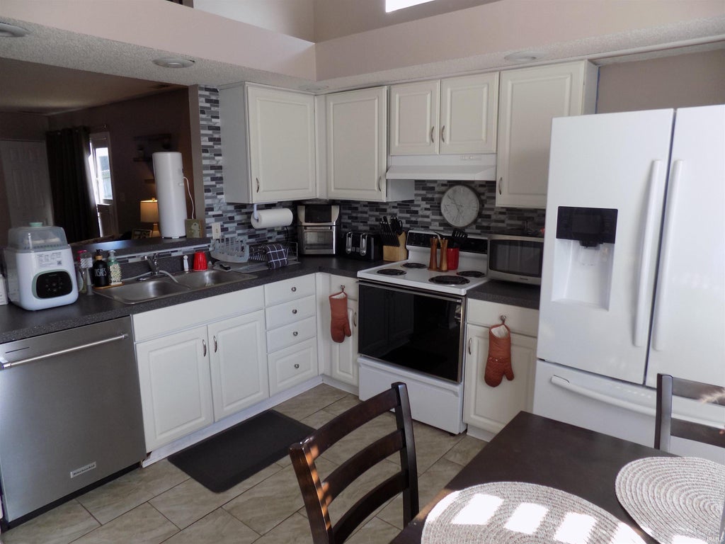 Photo of 1750 Greencastle Drive, Evansville, IN 47715 (MLS # 202638036)