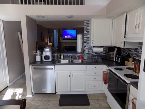 Tiny photo for 1750 Greencastle Drive, Evansville, IN 47715 (MLS # 202638036)
